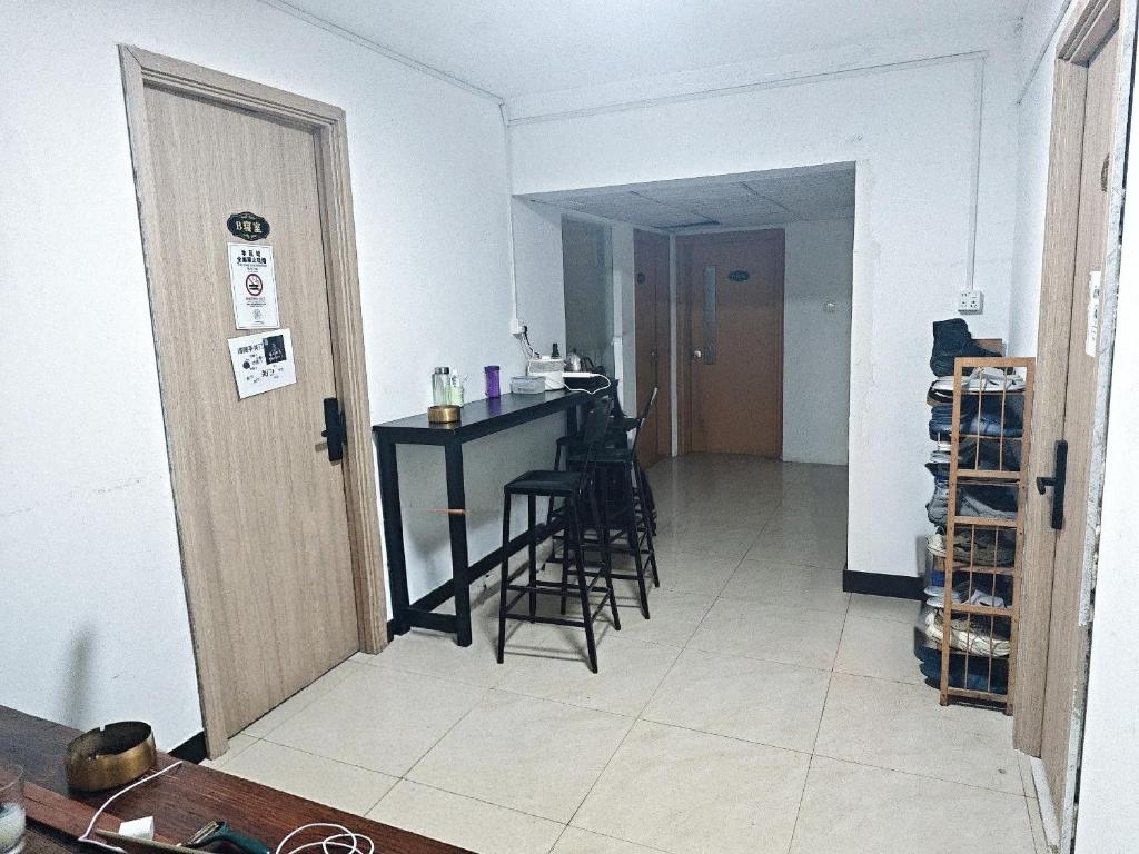 深圳Kuaike Xingjiduo Apartment的房间里有一张桌子和几把椅子的厨房