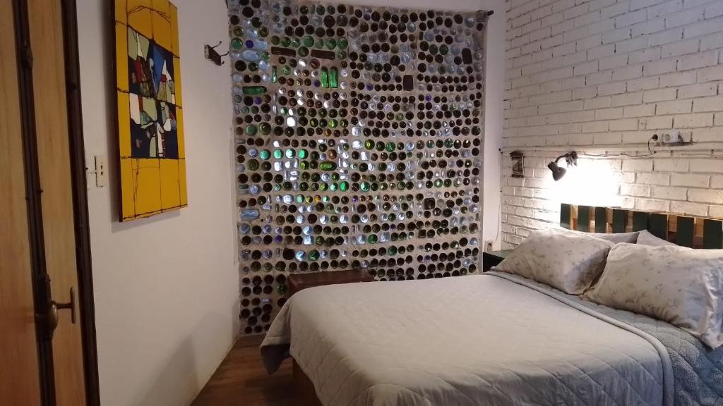 Ένα ή περισσότερα κρεβάτια σε δωμάτιο στο Bottle Wall Room on Pedestrian Street Great Location en Ciudad Vieja