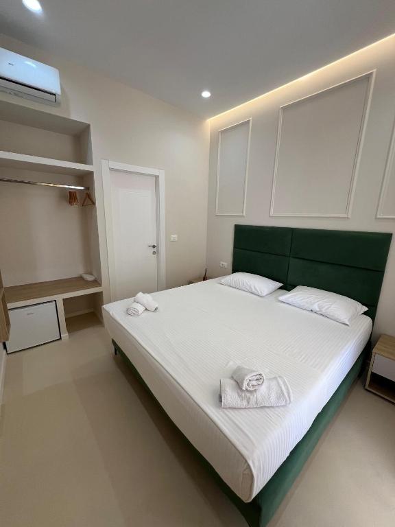 Postel nebo postele na pokoji v ubytování Mare Rooms Vlore