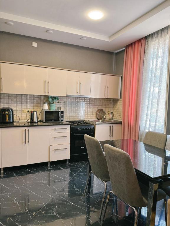 Kuchyň nebo kuchyňský kout v ubytování Guest House "Sulo"