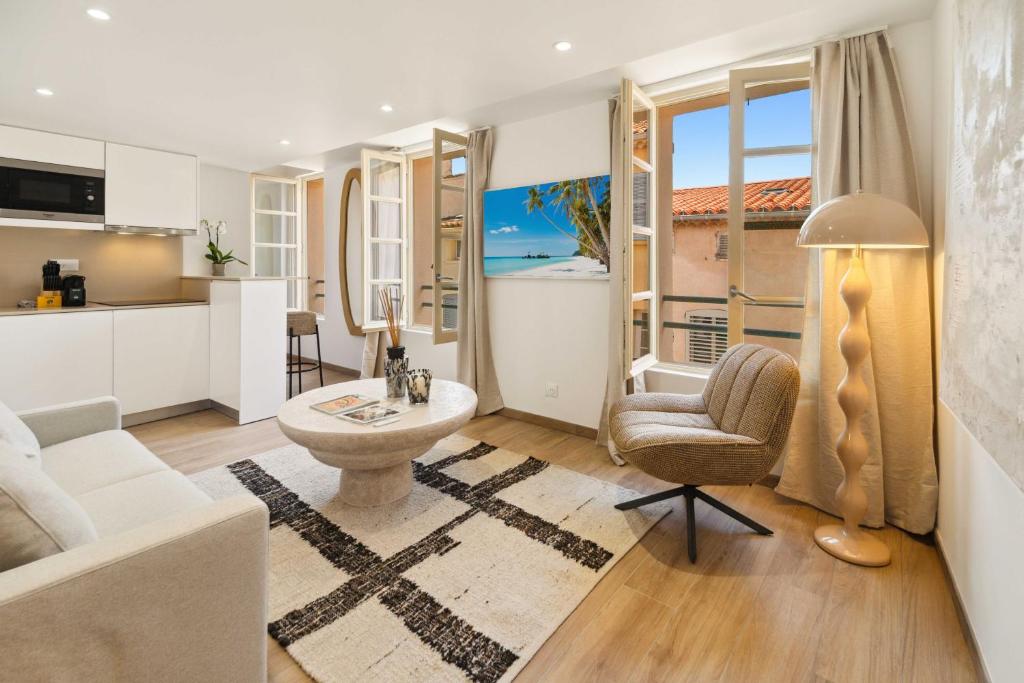 un salon avec un canapé et une chaise dans l'établissement Cozy flat -1BDR 4P- Saint-Tropez, à Saint-Tropez