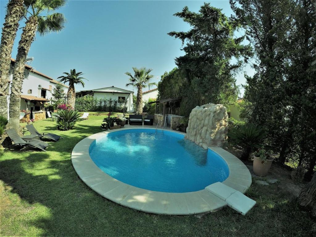 Bazén v ubytování Palm Nest Villa with private pool in Chalkidiki nebo v jeho okolí