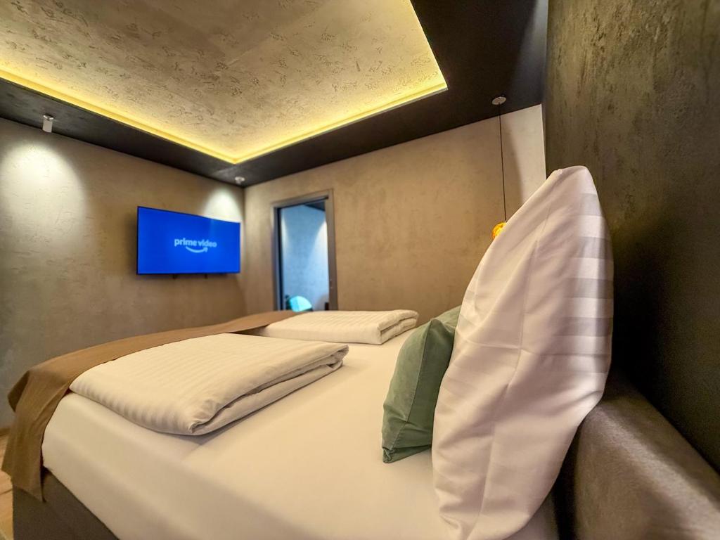 Postel nebo postele na pokoji v ubytování zum Senner Suites Zillertal