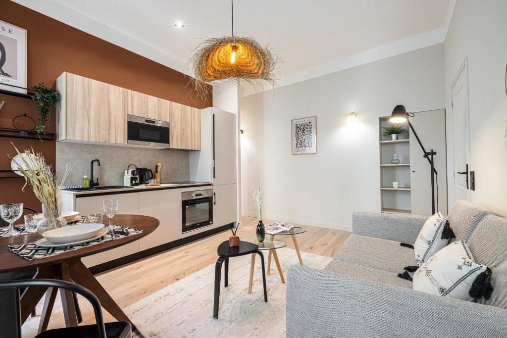 un salon avec un canapé et une table dans l'établissement 5 BEAUMONT - Magnifique 3P au style boheme - Quartier Garibaldi, à Nice