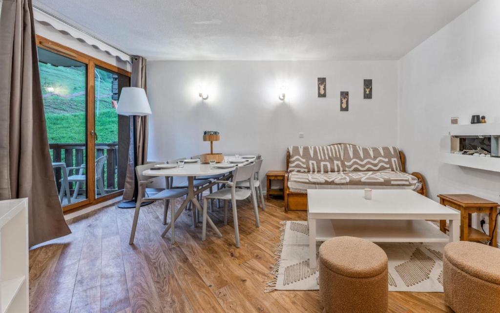 un salon avec une table et un canapé dans l'établissement Résidence Les Hauts De Preclaux - Logement pour 6 personnes avec vue sur les pistes MAE-2021, aux Orres