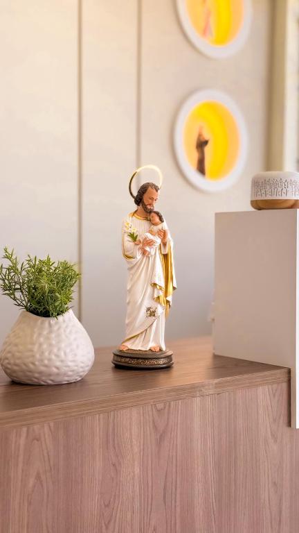 a figurine of a woman sitting on a table at Hotel do Reinildo I in Cachoeira Paulista