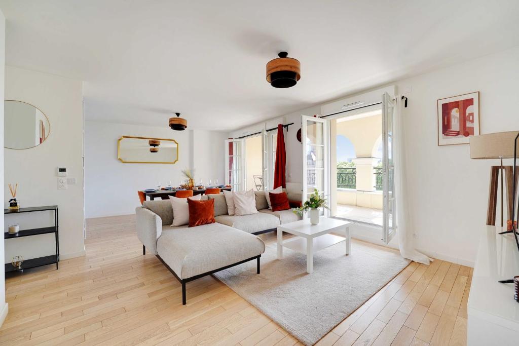 un salon avec un canapé et une chaise dans l'établissement Superb 3BR with Terraces – Puteaux La Défense, à Puteaux