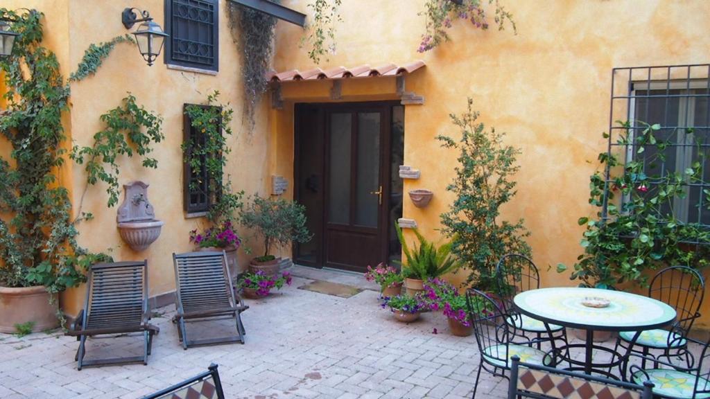 Patio lub wspólna przestrzeń na świeżym powietrzu w obiekcie La Piazzetta di Roma