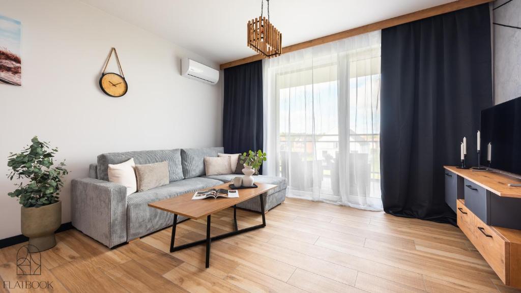 Μια τηλεόραση ή/και κέντρο ψυχαγωγίας στο Flatbook Apartamenty - Sole Mare z basenem, Kąty Rybackie