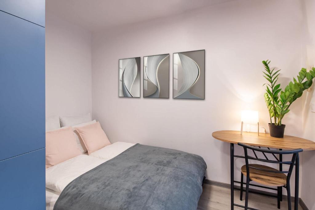 Ένα ή περισσότερα κρεβάτια σε δωμάτιο στο Backyard - Quiet Sleep - Sunny