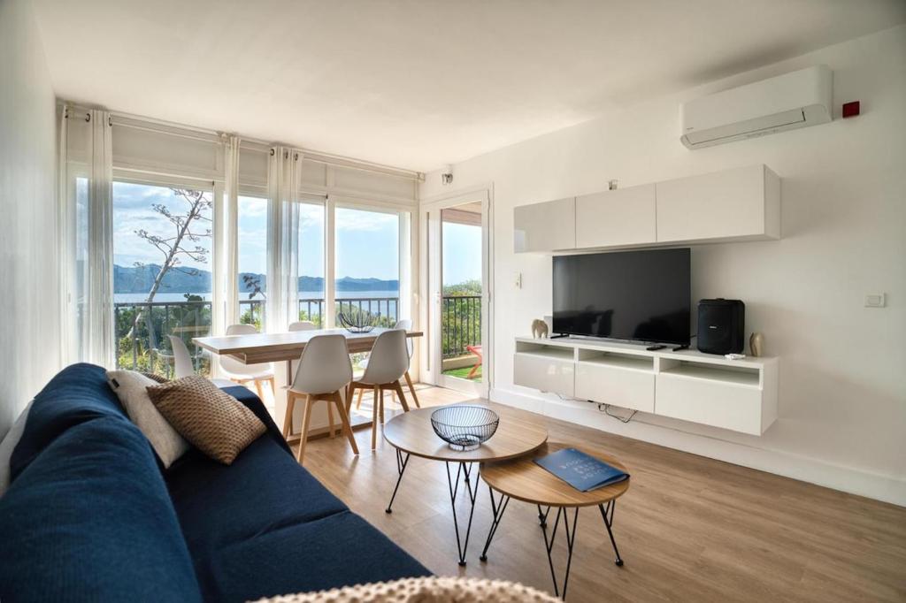 Μια τηλεόραση ή/και κέντρο ψυχαγωγίας στο couché de soleil