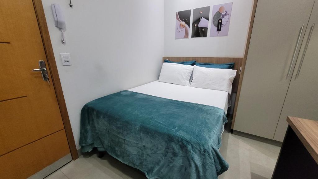 a small bedroom with a bed in a room at Residencial Hanna in Anápolis