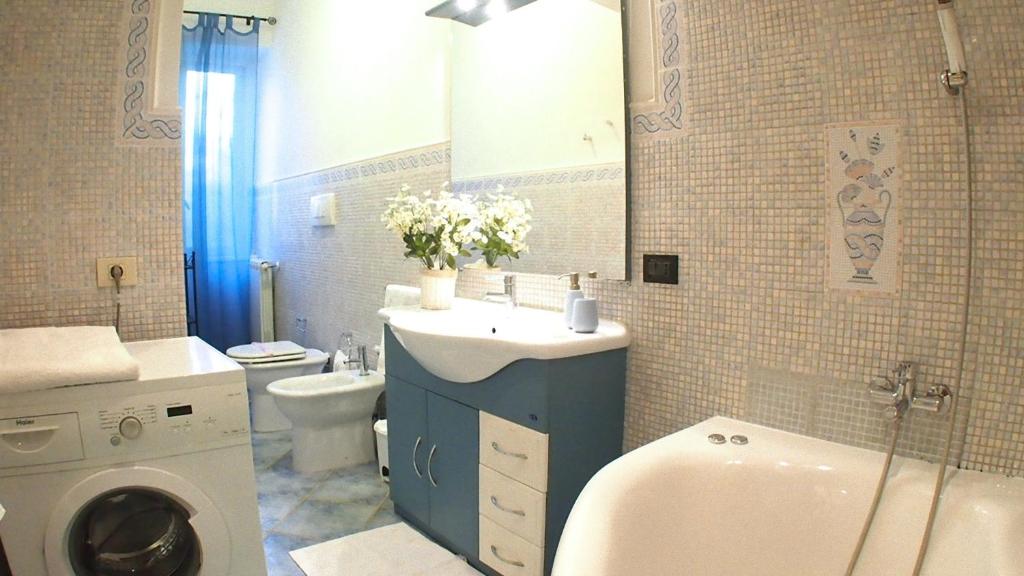 łazienka z umywalką i pralką w obiekcie La Piazzetta di Roma w Rzymie