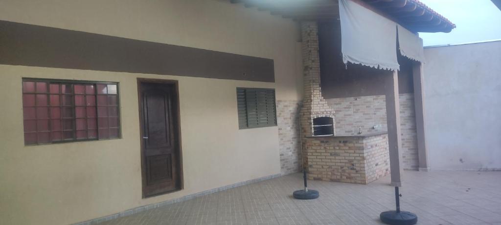 Una habitación con un edificio con una guitarra en la pared. en Casa em Presidente Prudente, en Presidente Prudente