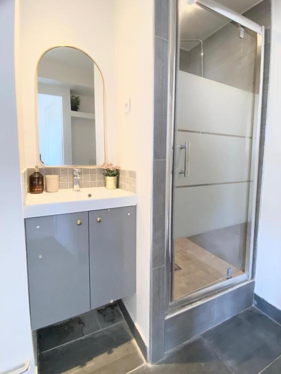 Bagno di Eiffel Tower View - Charming Suite