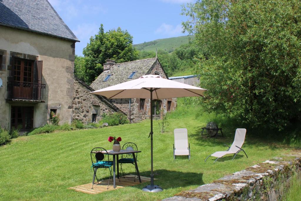 Vonkajšia záhrada v ubytovaní Chambre d’hôtes de Curières
