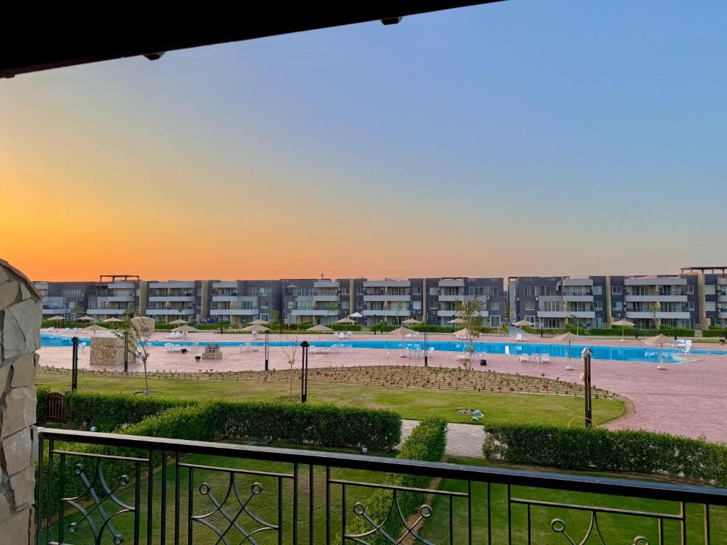 Piscina di شاليه بلومار السخنة blumar wadi degla o nelle vicinanze
