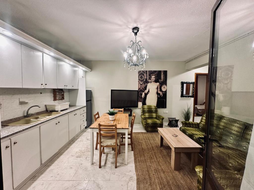 een keuken met een tafel en een eetkamer bij Blue Panorama Marilyn Semi Basement with Amazing Sea View Balcony in Alexandroupoli