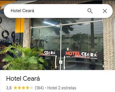 ein Hoteltorschild vor einem Gebäude in der Unterkunft O melhor custo benefício da cidade - Hotel Ceará in Pinheiro