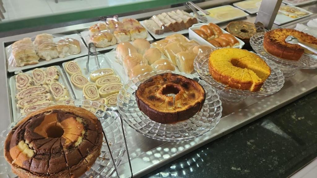 a display case filled with different types of pastries at CHALES DA SERRA in Bananeiras