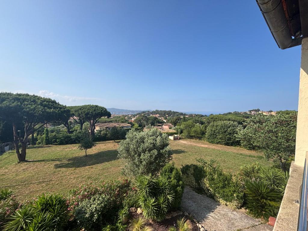 - une vue sur un champ planté d'arbres et de buissons dans l'établissement Villa St Joseph, à Saint-Tropez