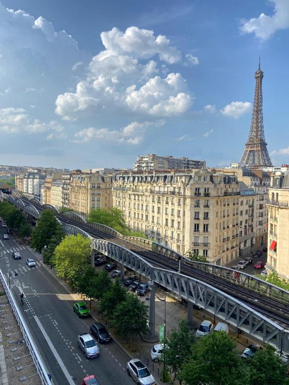 Vista generica su Parigi o vista sulla città dall'interno dell'appartamento
