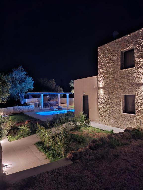 Κήπος έξω από το Stones villa corfu