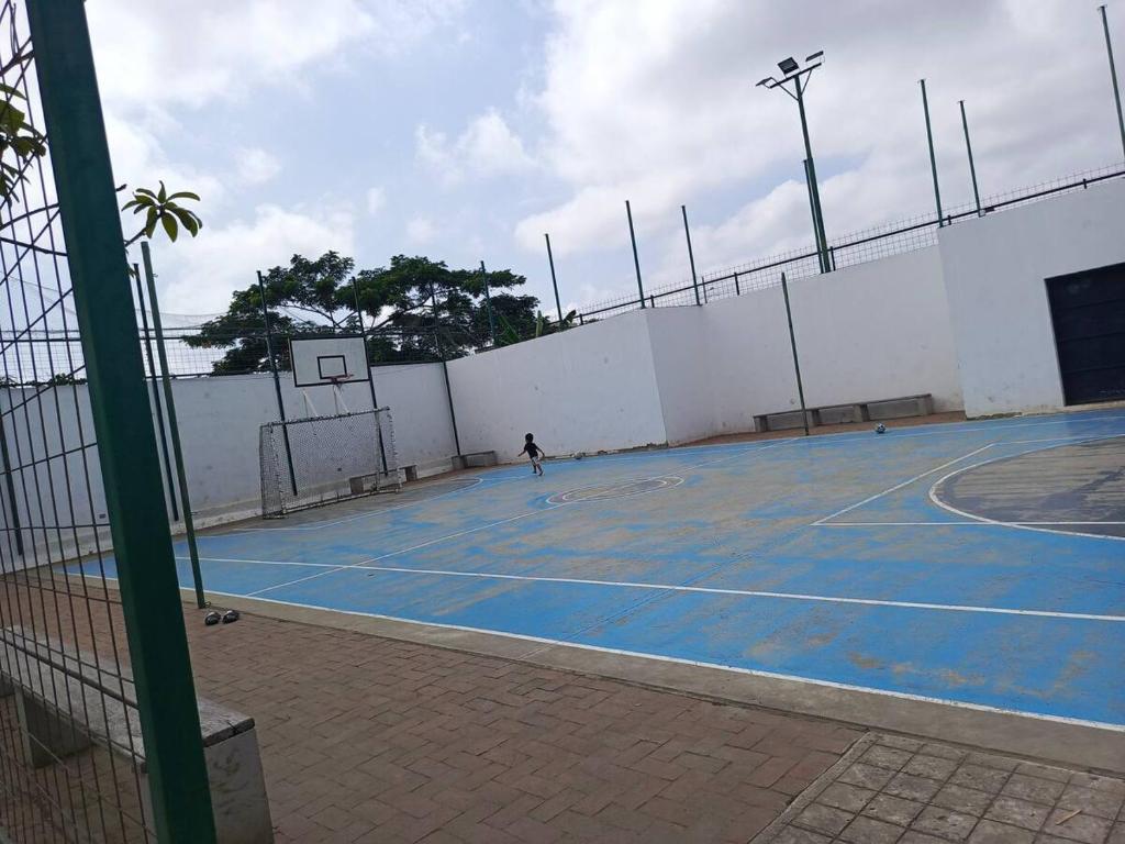 Tenis a/nebo squash v ubytování Urbanizacion Privada Ceibo Real nebo okolí