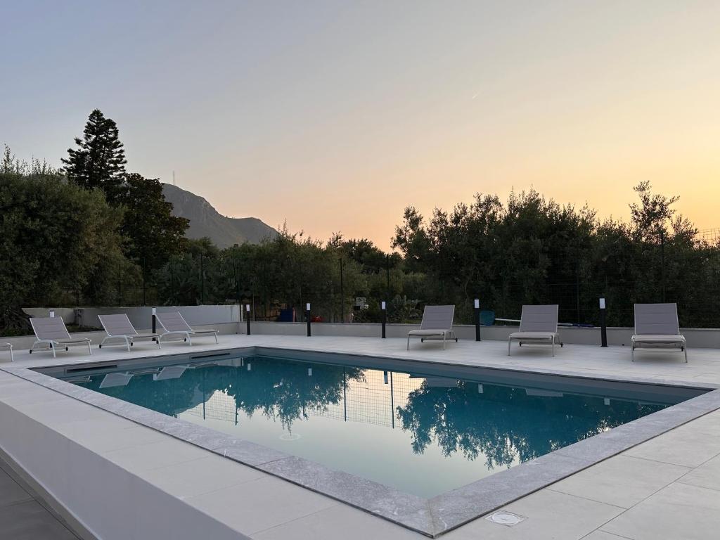 - une piscine avec des chaises longues à côté dans l'établissement Villa Valentina, à Altavilla Milicia
