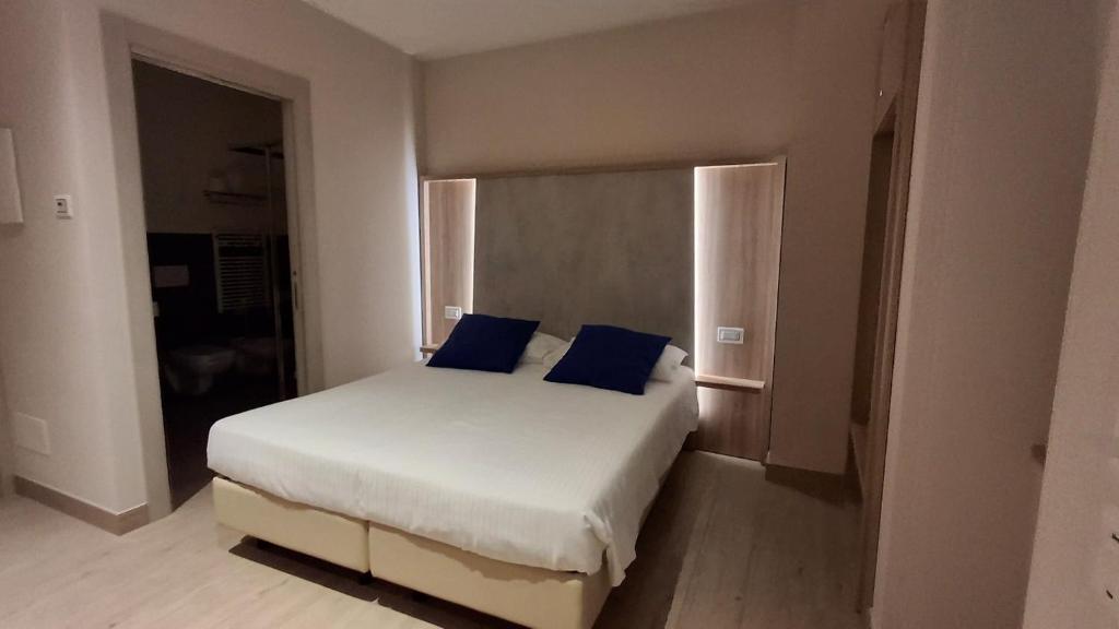 Postel nebo postele na pokoji v ubytování Hotel Danieli La Castellana lago di Garda