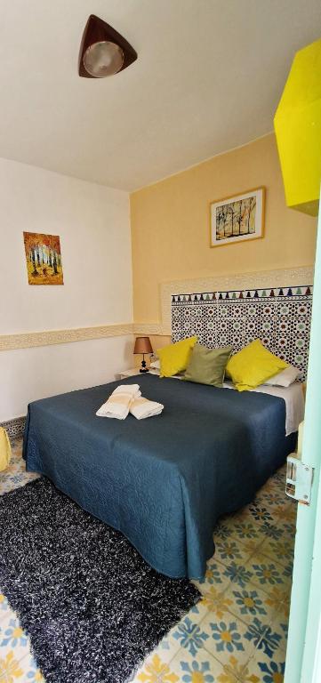 Ένα ή περισσότερα κρεβάτια σε δωμάτιο στο Riad Nostalgie of Tetouan