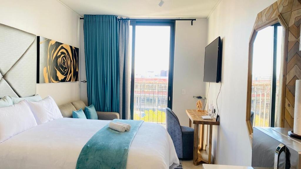 Ένα ή περισσότερα κρεβάτια σε δωμάτιο στο Cozy Studio One Rosebank