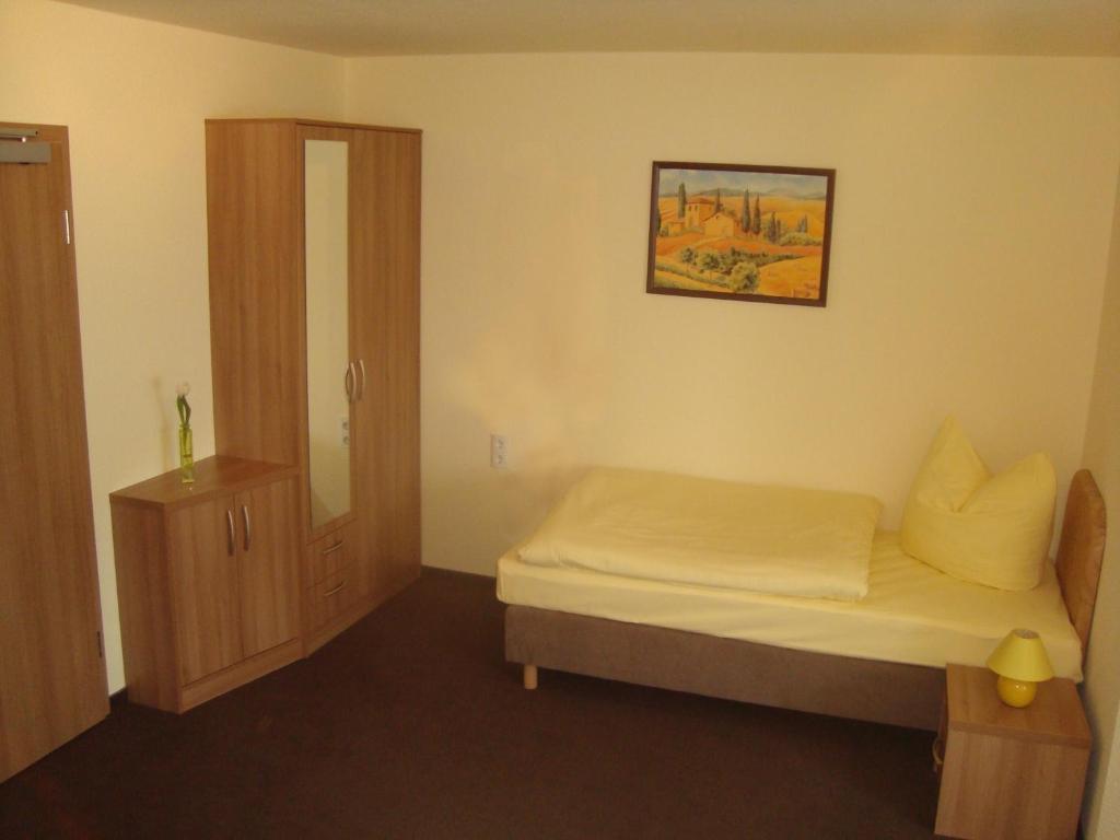 Postel nebo postele na pokoji v ubytování Hotel Gasthof Goldener Hahn