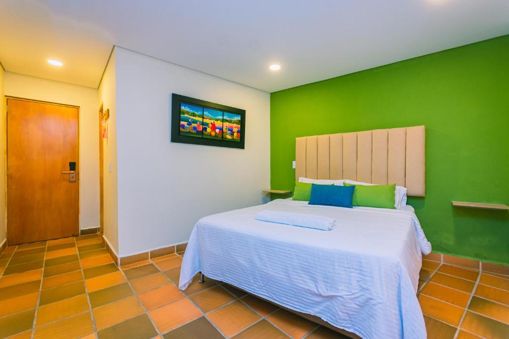 Postel nebo postele na pokoji v ubytování Hotel Bambu Guatape