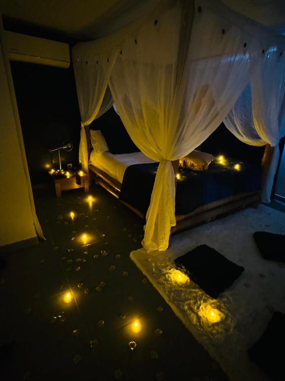 Postel nebo postele na pokoji v ubytování Astral Suite, Love Room, Jacuzzi, Distance to Beach