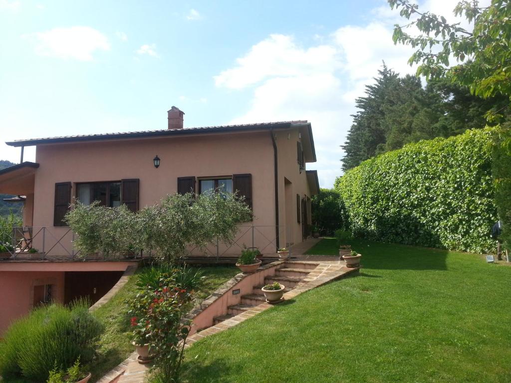 een huis met een groene tuin met een huis bij Alta Perugia B&B in Perugia