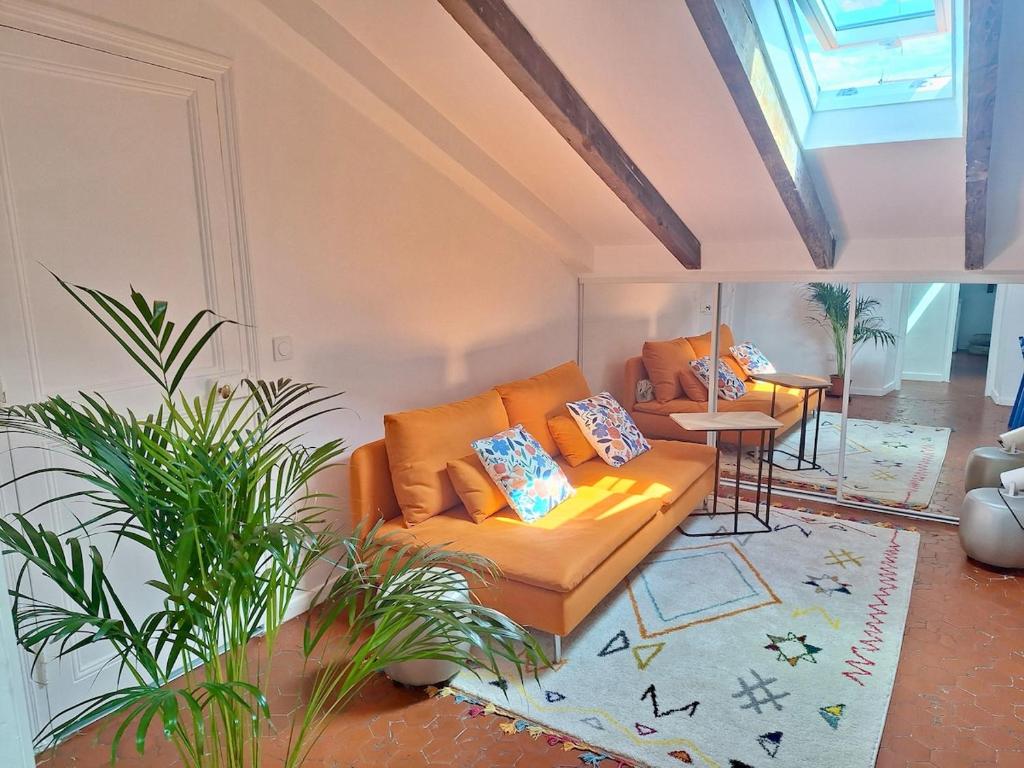 un salon avec un canapé et une table dans l'établissement Charming 3-room apartment in Nice Centre, à Nice