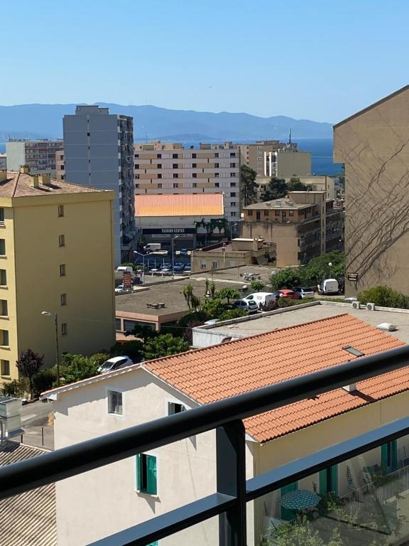 une vue d'une ville depuis un balcon dans l'établissement Ajaccio j2, à Ajaccio