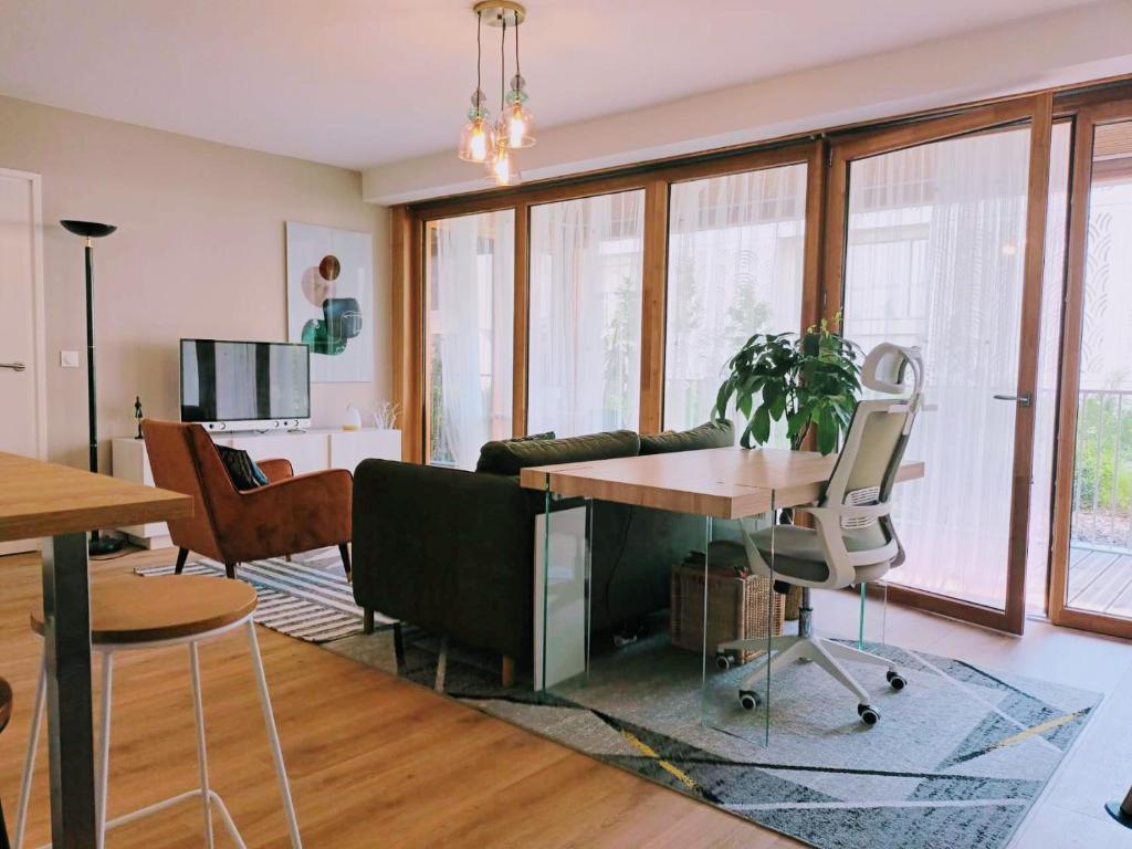 un salon avec un canapé et une table dans l'établissement Saint jean gare bel T3 appartement free parking, à Bordeaux