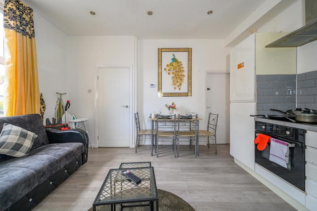 Una cocina o cocineta en A23S for your most relaxed & Cosy stay with Free Parking and WiFi