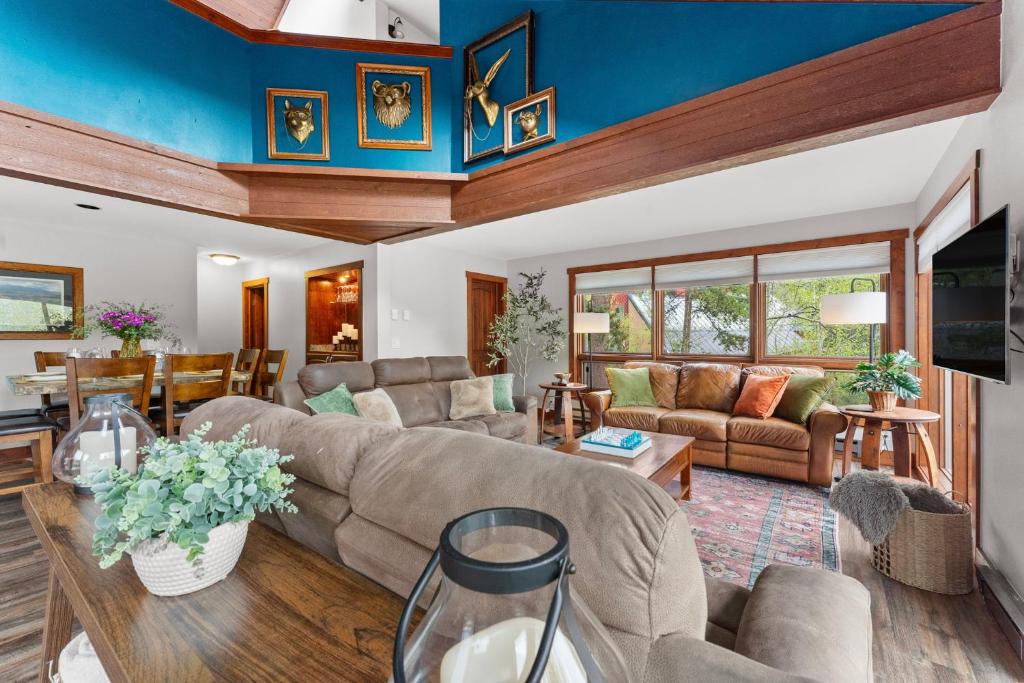 Ruang duduk di 67 W Hanson Road - Après-ski Summit Vista Retreat by Summit County Mountain Retreats