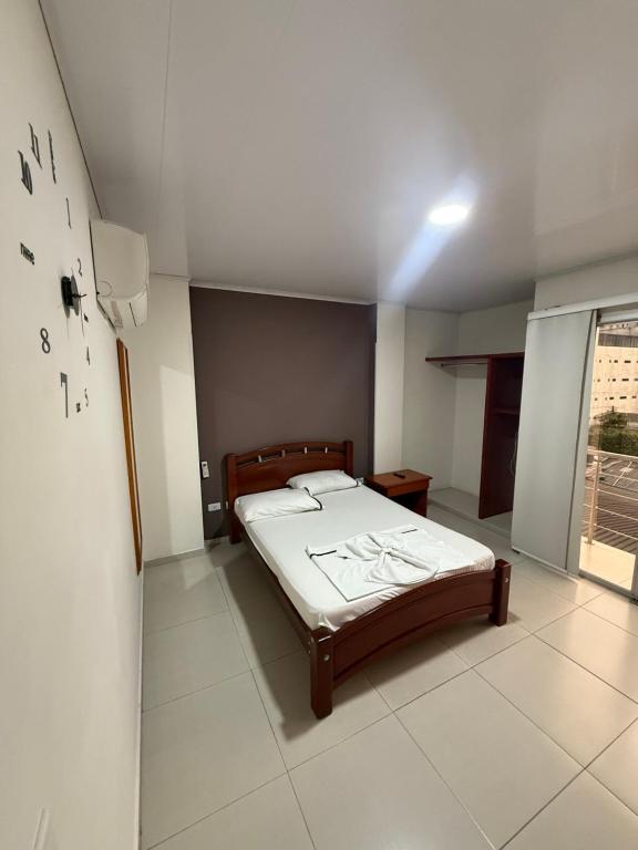Postel nebo postele na pokoji v ubytování HOTEL VILLAREAL VILLAVICENCiO
