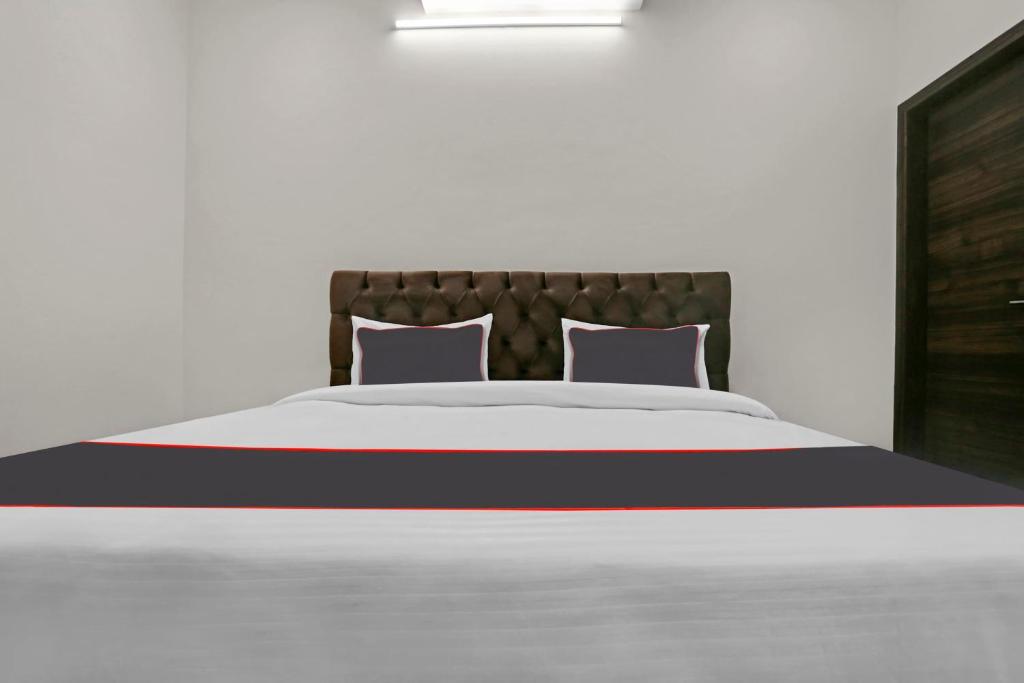 Postel nebo postele na pokoji v ubytování Hotel O Mannat Bhera Enclave
