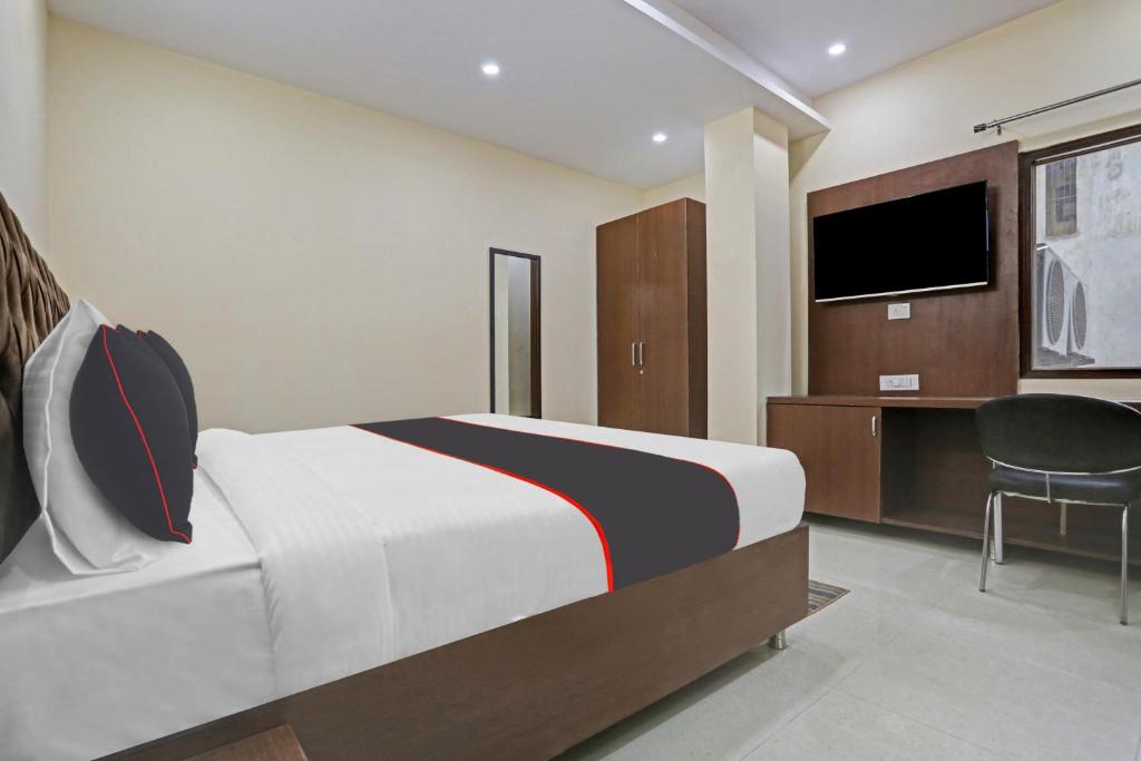 TV a/nebo společenská místnost v ubytování Hotel O Mannat Bhera Enclave