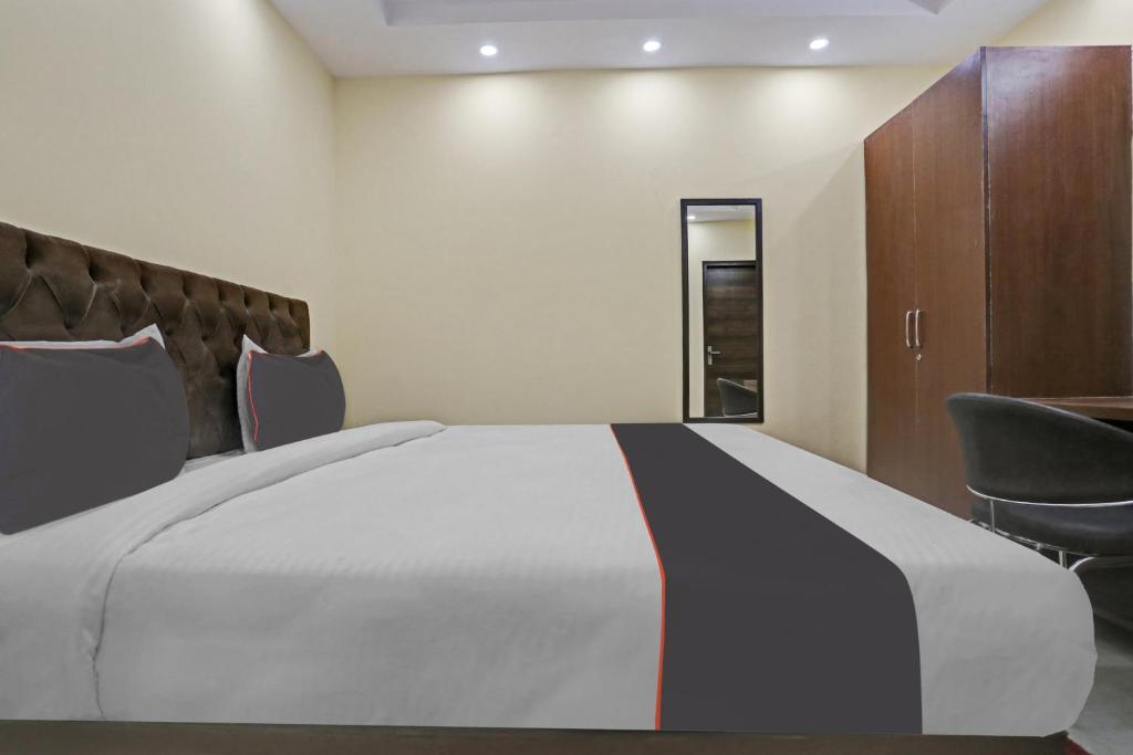 Postel nebo postele na pokoji v ubytování Hotel O Mannat Bhera Enclave