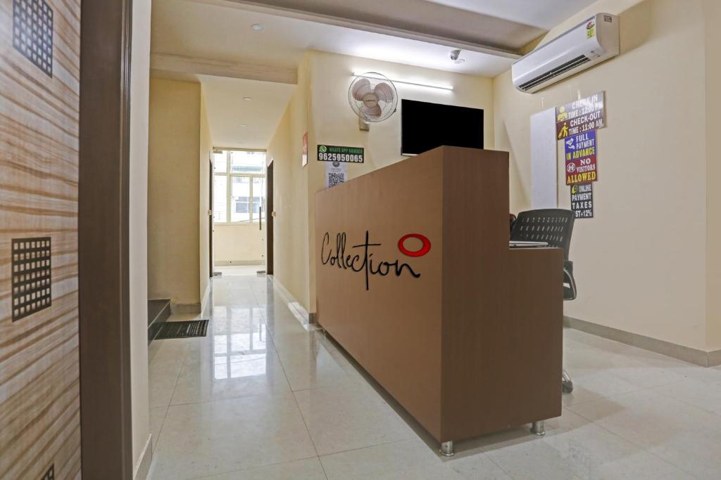 TV a/nebo společenská místnost v ubytování Hotel O Mannat Bhera Enclave