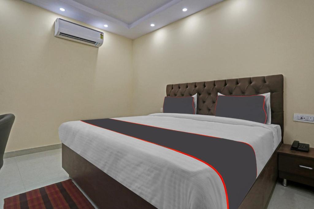 Postel nebo postele na pokoji v ubytování Hotel O Mannat Bhera Enclave