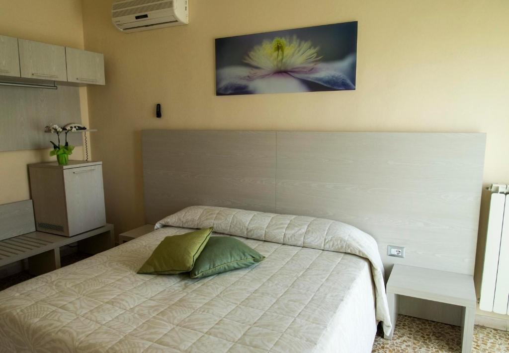 Кровать или кровати в номере Hotel Rosa Del Tirreno