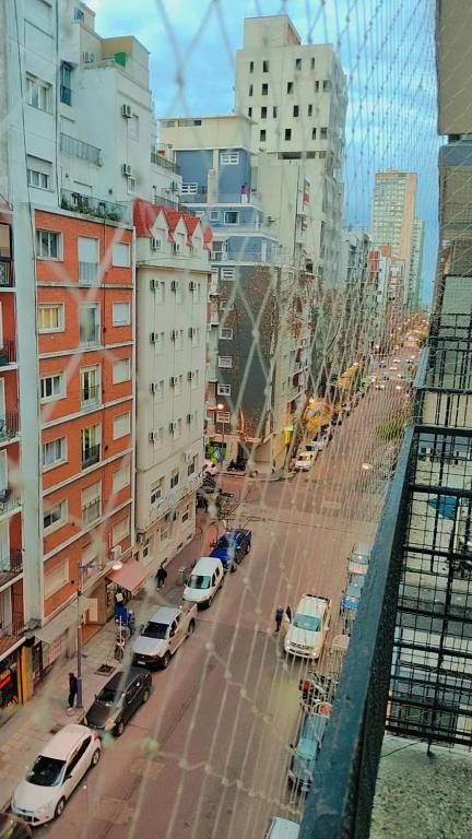 a view of a city with cars parked on a street at Departamento Céntrico con Balcón a la calle in Mar del Plata