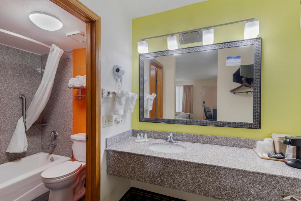 Quality Inn Acworth North - King Room - Accessible/Non-Smoking